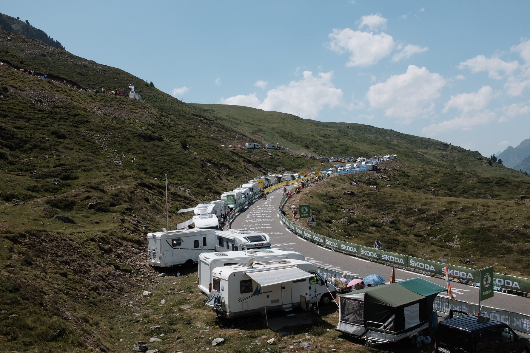 Motorhomes line the route of the Col du Tourmalet